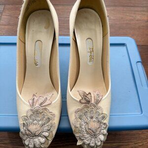 Vintage Dyeables Ivory Embroidered Floral Heels Size 7.5
